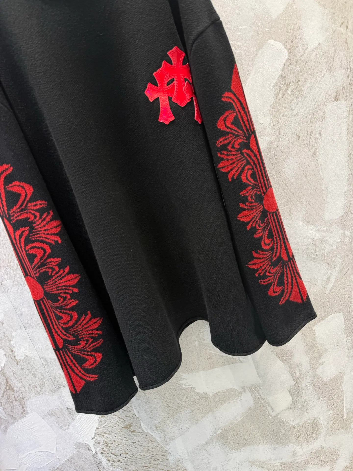 P500 Chrome Hearts/25FW wool patent leather sweater with heavy production (the only correct version on the market, patent leather lambskin, hand-stitched) The main body fabric is made of custom-woven and dyed cashmere blended yarn, 12-needle imported machine sesame base jacquard, which takes nearly 200 minutes. The chest cross leather is genuine patent leather sheepskin. The cross sheepskins are all hand-sewn. The labor cost is extremely high. Size SIZE: S M L
